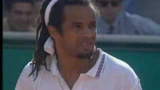 Yannick Noah quotdialoguequot avec un spectateur [upl. by Nashner840]