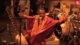 Toumani Diabaté interprète quotToumaniquot [upl. by Elleiad877]